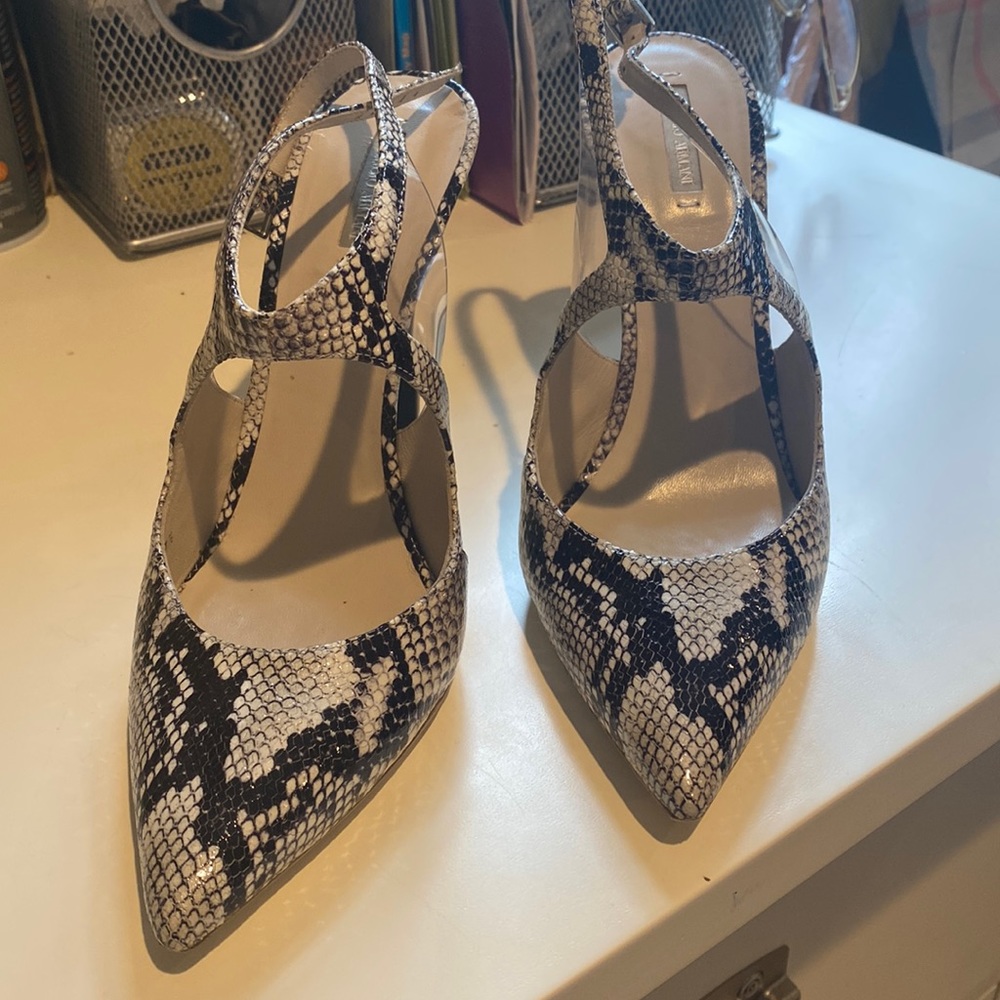 Absolutely stunning pair of Giorgio Armani sandals. Worn only one time